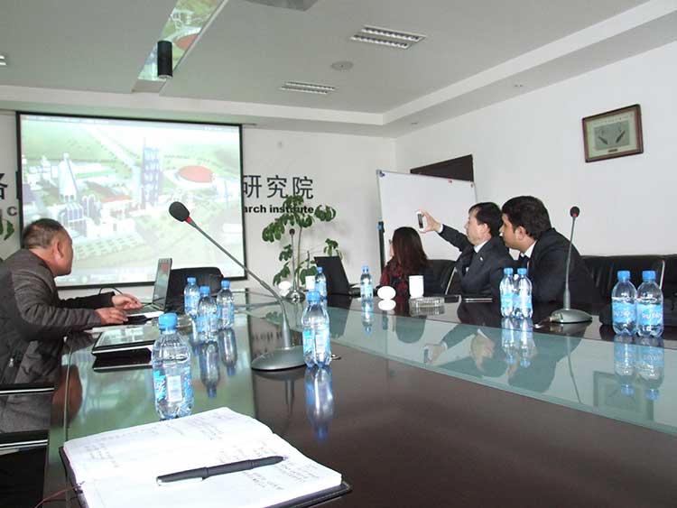 塔吉克斯坦共和國塔吉克水泥公司總經(jīng)理Sohibov ZM 及助理在鄭州市科技局國際合作處胡宏濤處長陪