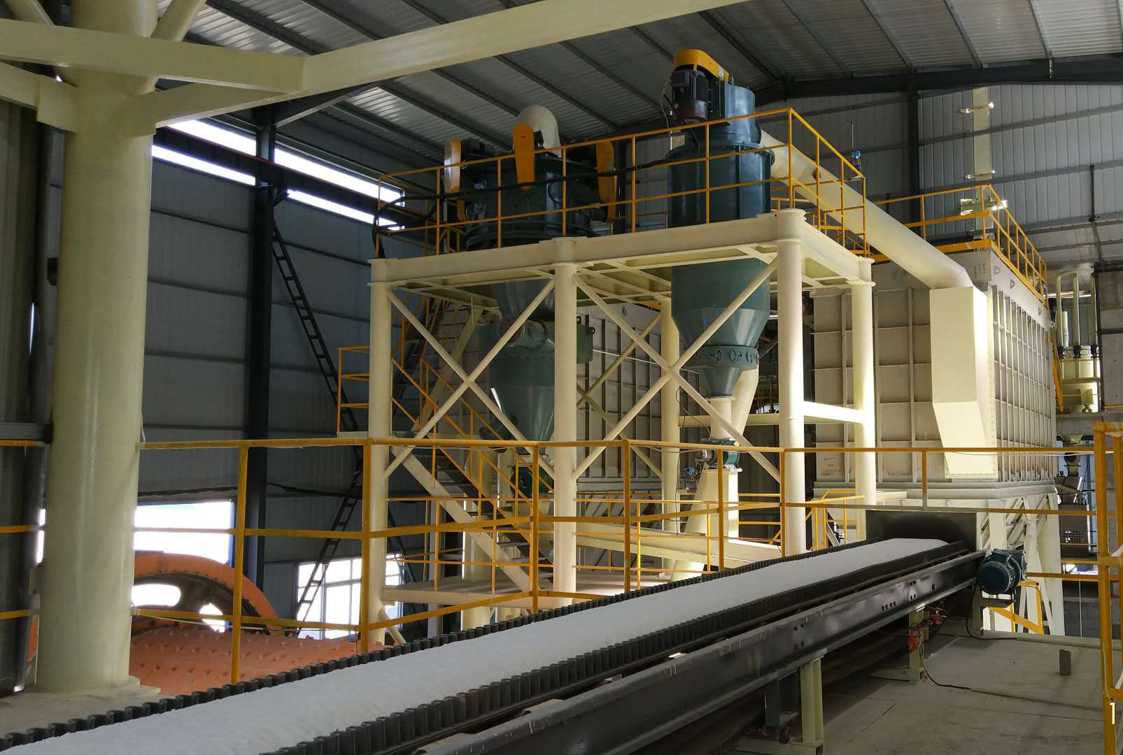 由洛陽建材建筑設計研究院設計完成的南陽微粉示范線產銷兩旺